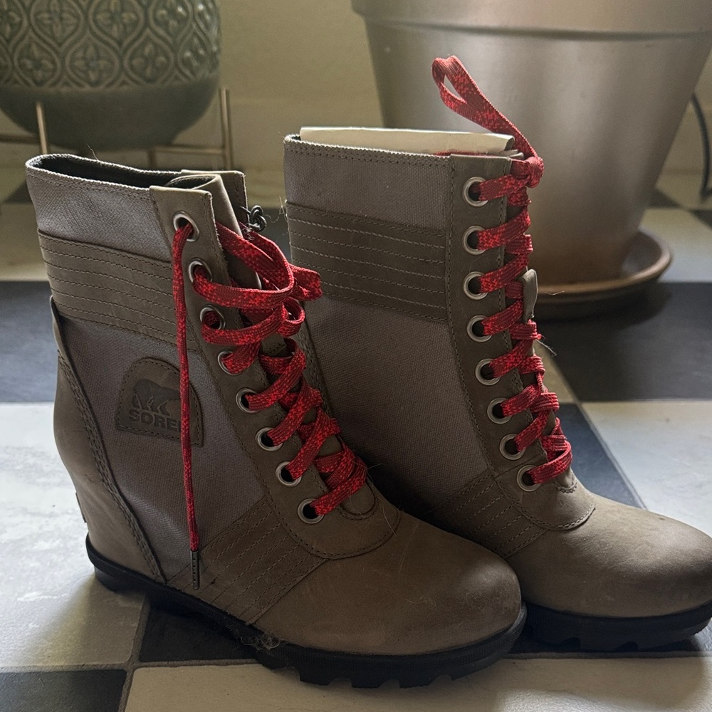 Sorel Women's Gray Wedge Boots with Red Laces